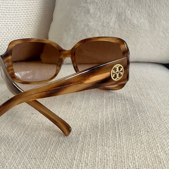 NWT！NEW! Tory Burch Oversized Square Butterfly Sunglasses -Navy / Solid Brown Tory Burch Oversized Square Logo Sunglasses main image 2